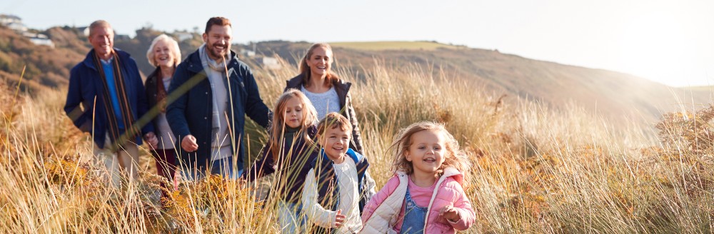 Familie bei Spaziergang in der Sonne; © Monkey Business Images - Shutterstock