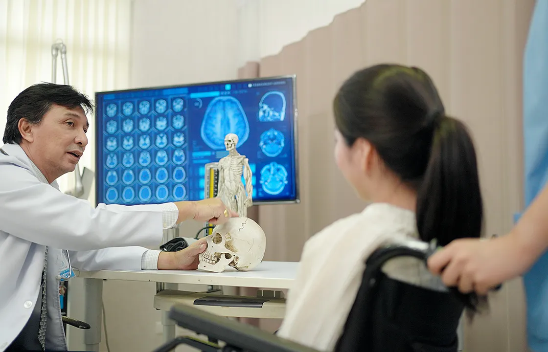 Arzt, erfahren, Patientin, Rollstuhl, MRT-Bild
