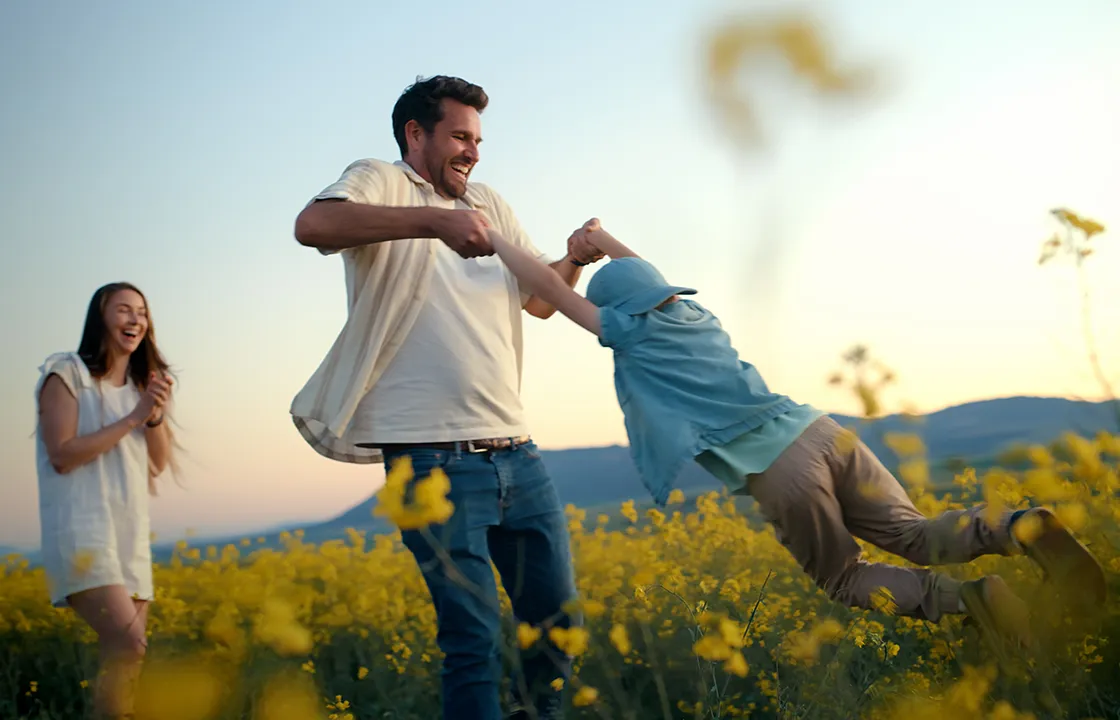 junge Familie, Jungarzt, Kind, Freizeit, Wiese, spielen