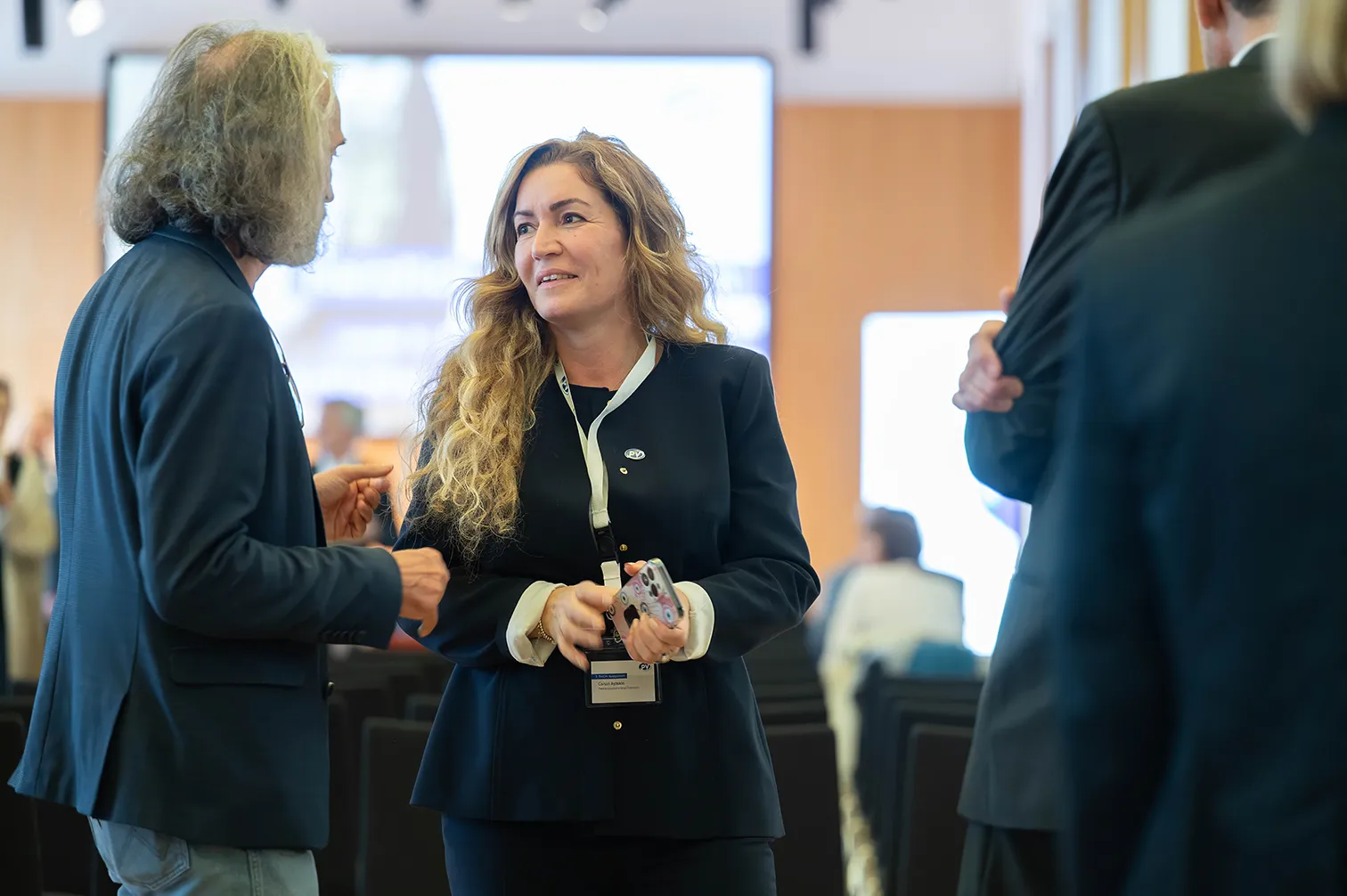 Mag.a Canan Aytekin (Generaldirektor-Stv.in Pensionsversicherung) im Gespräch mit einem Teilnehmer