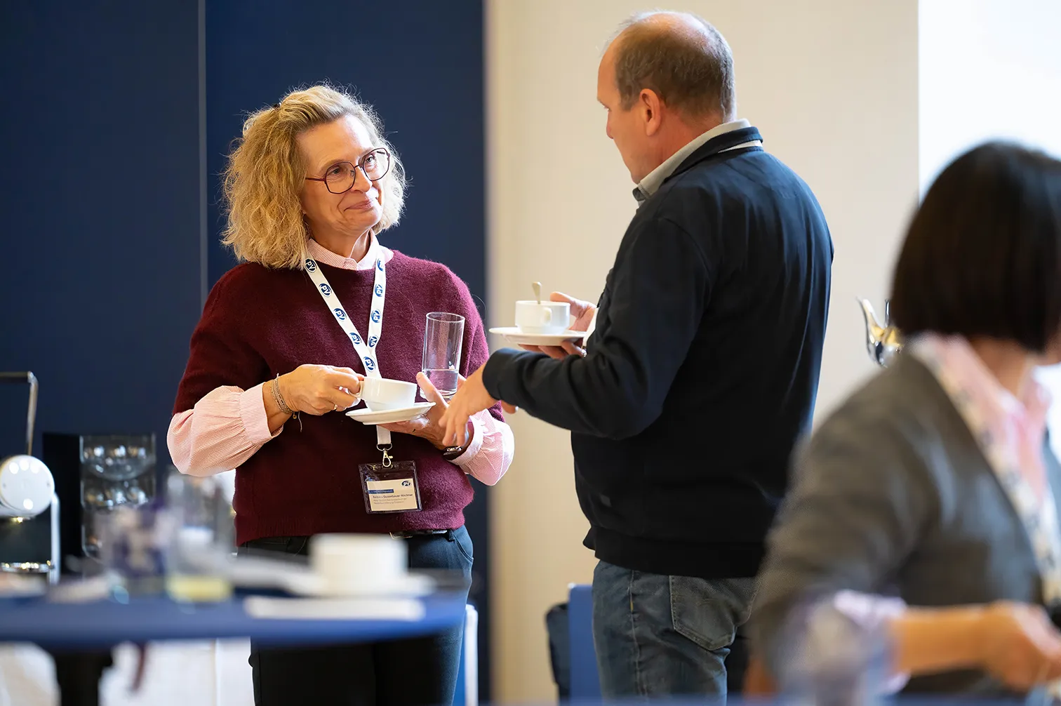 Teilnehmer*innen bei der Kaffeepause