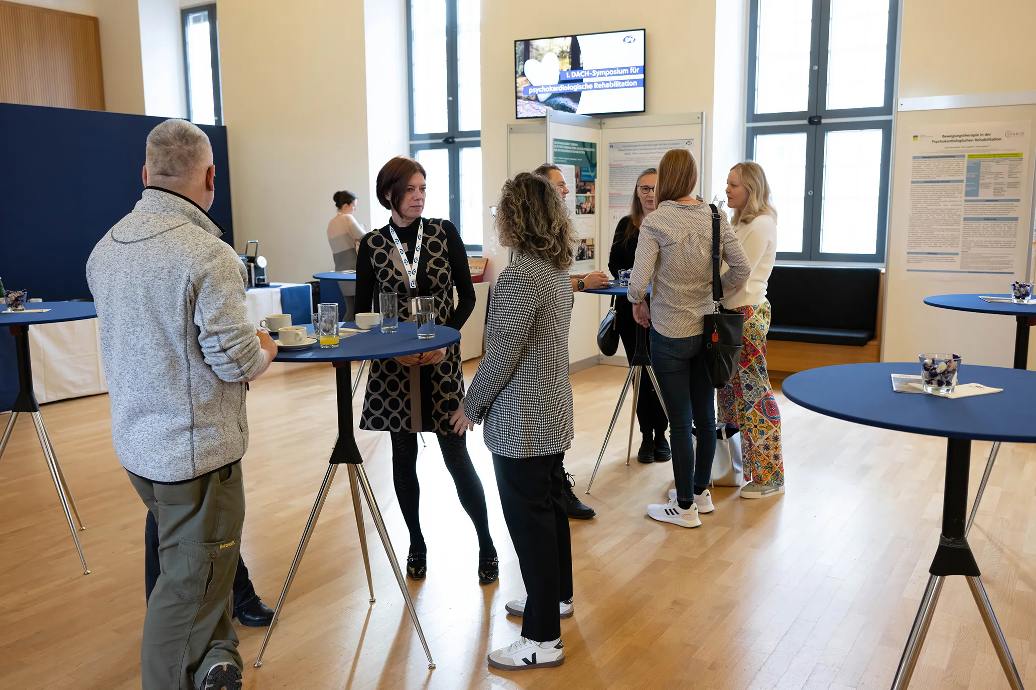 Teilnehmer*innen beim Networking