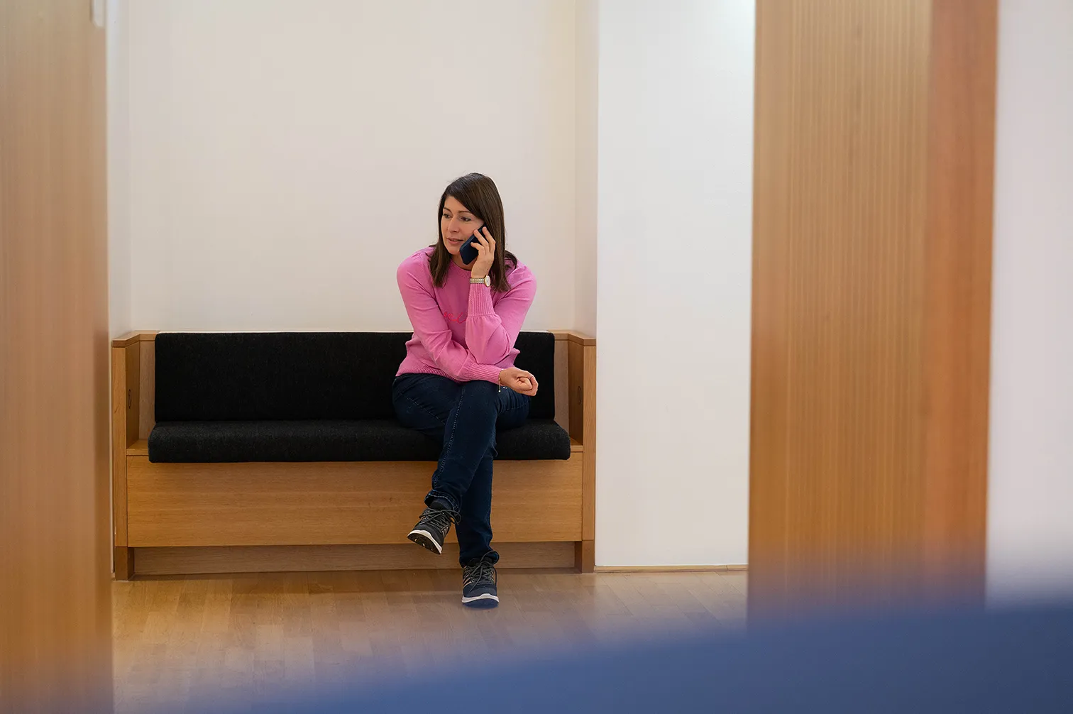 Frau telefoniert während Pause