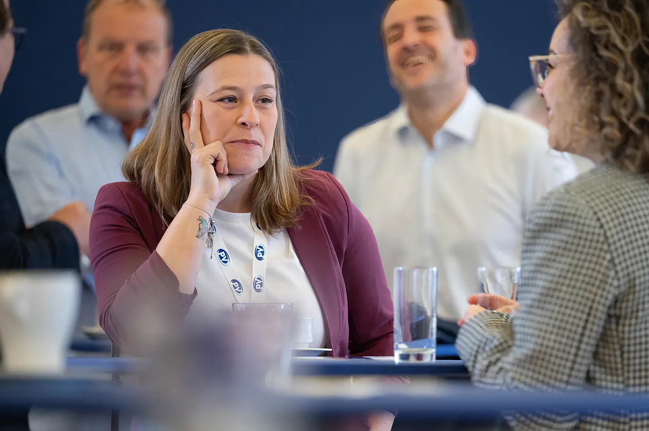 Teilnehmerin hört aufmerksam zu