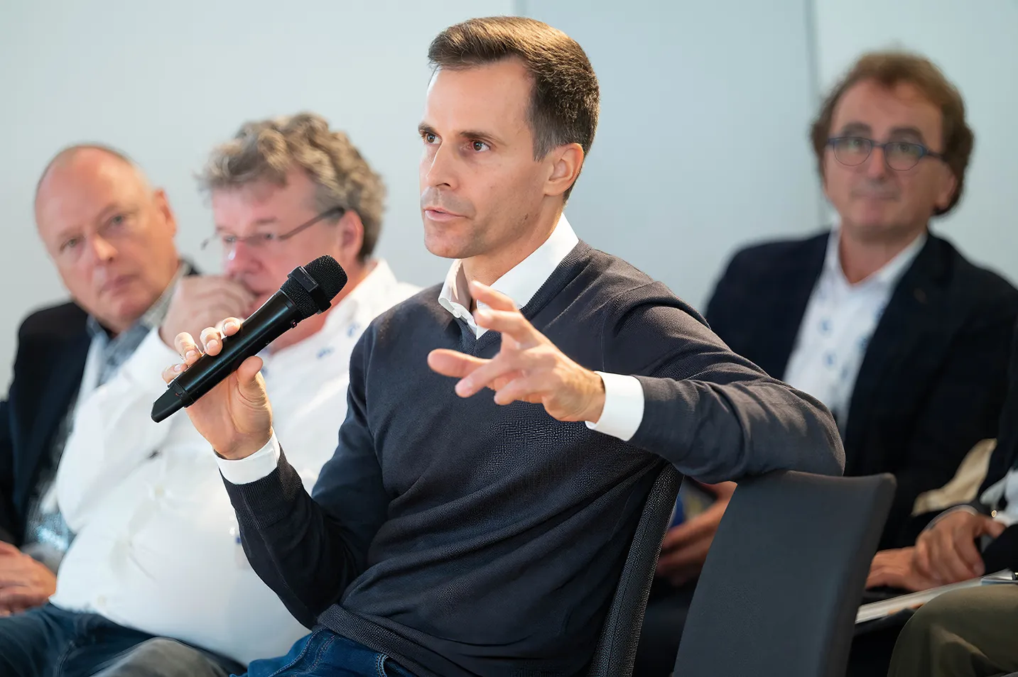 Teilnehmer stellt Frage