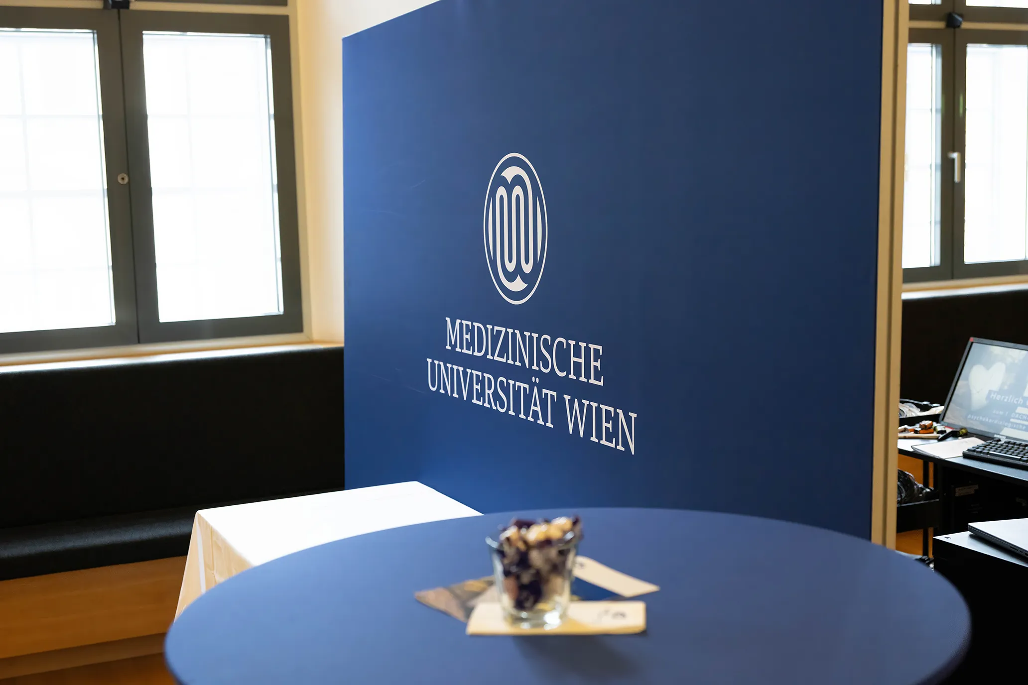 Blaue Trennwand mit der Aufschrift Medizinische Universität Wien
