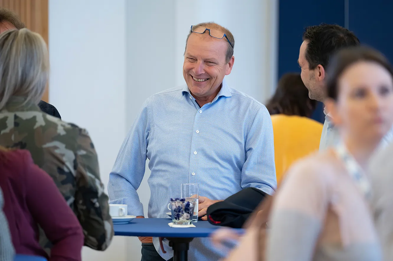 Teilnehmer*innen beim Networking