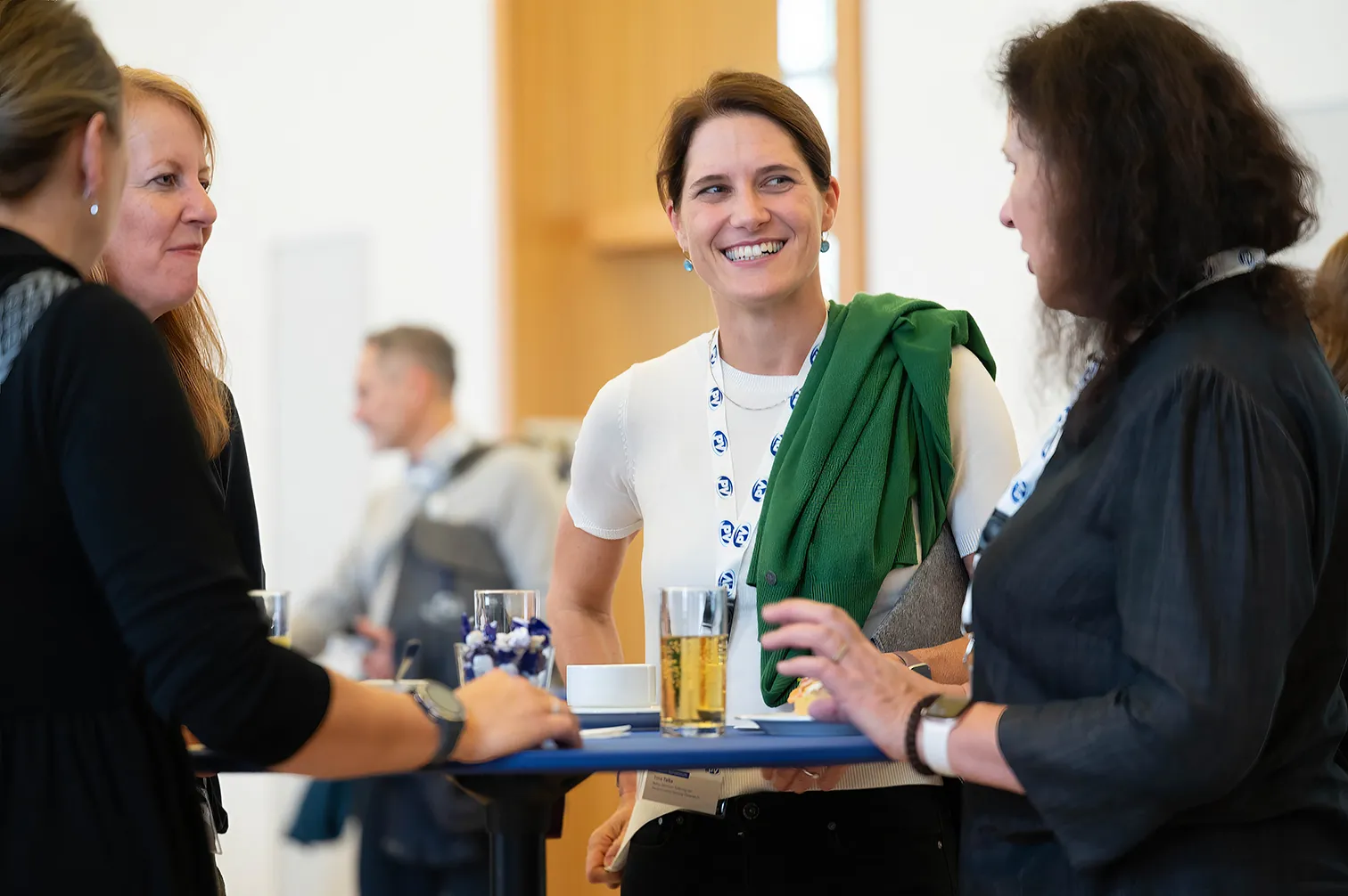 Gruppe von Teilnehmer*innen beim Networking