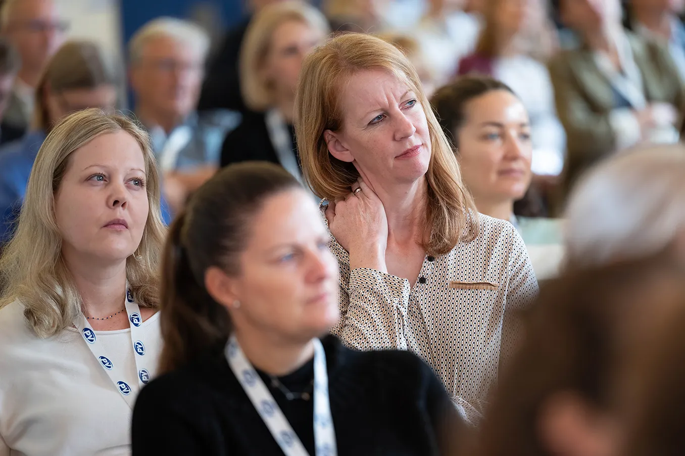 Teilnehmerin im Publikum nachdenklich