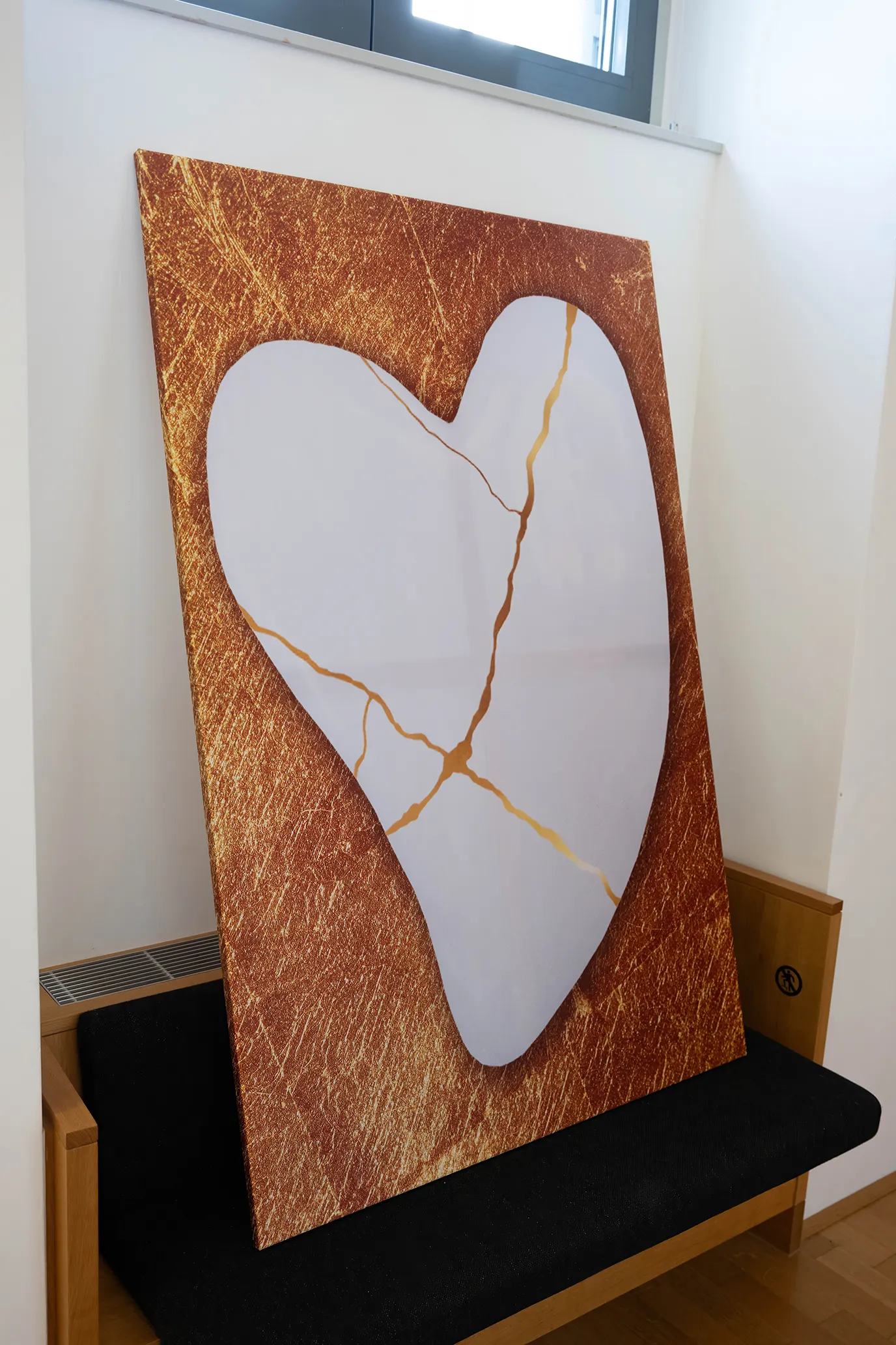 Leinwandbild mit einer Porzellanherz, das feine Risse aufweist