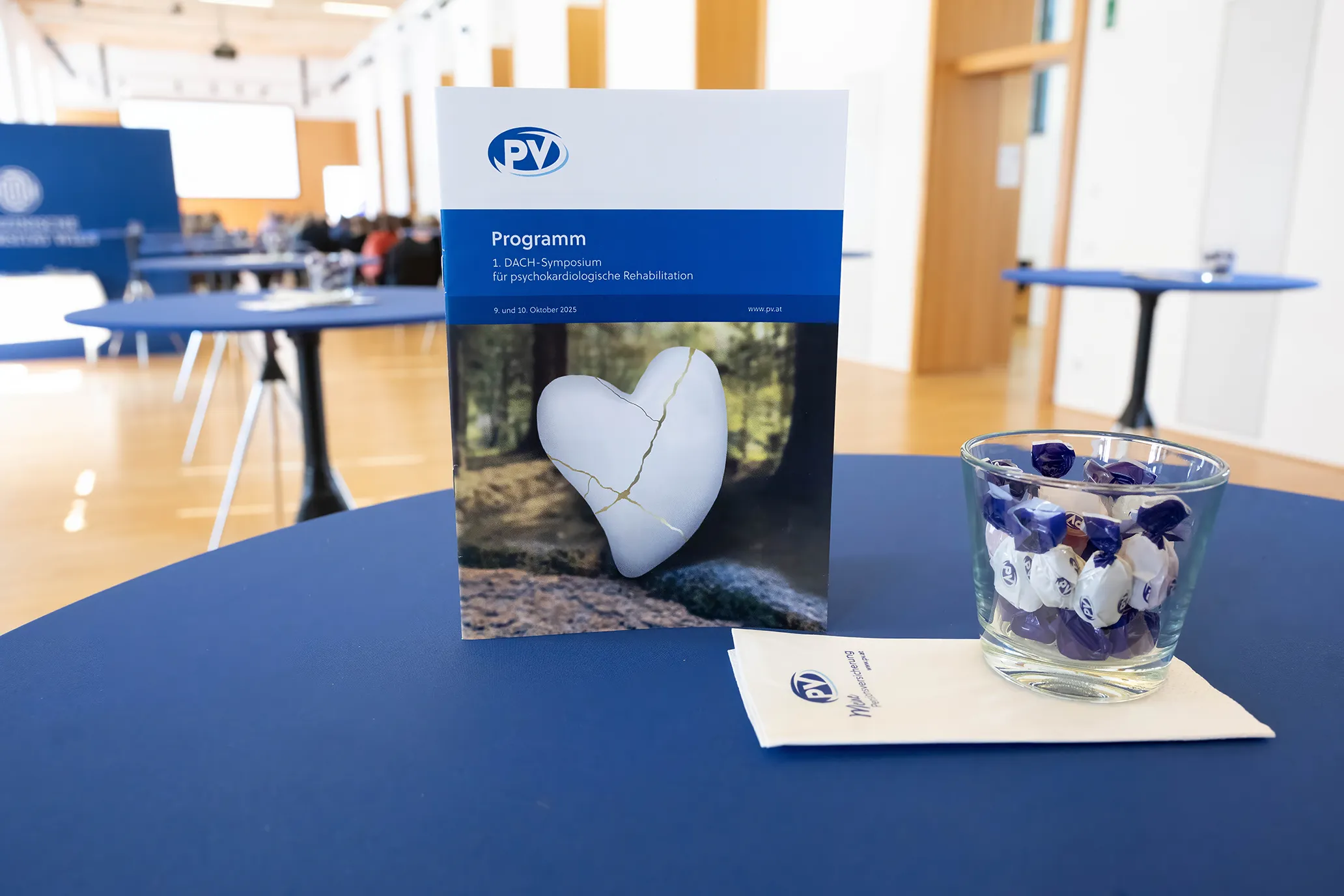 Programmheft DACH-Symposium auf Stehtisch