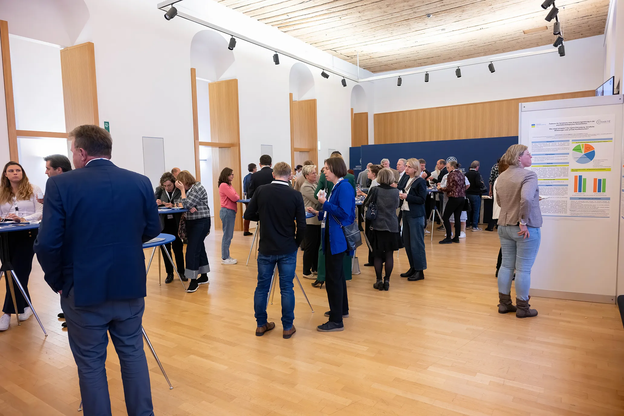 Teilnehmer*innen beim Austausch und Posterwalk