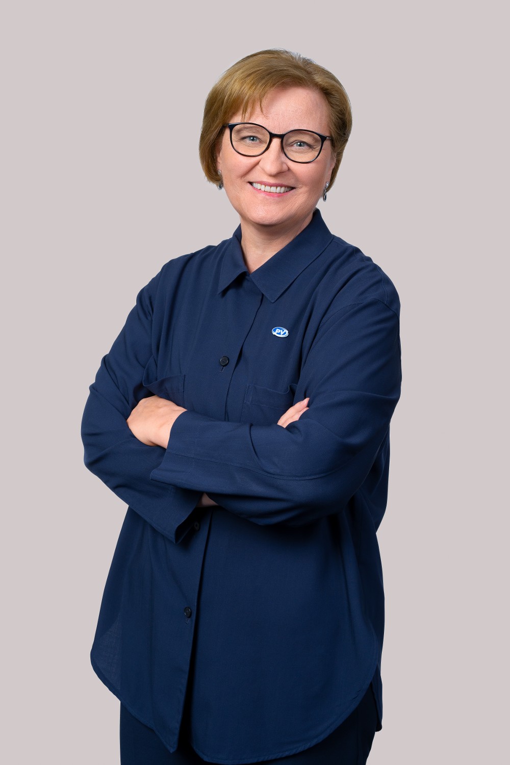 Porträt von Dr.in Chefärztin Monika Mustak-Blagusz mit Brille, dunkelblauer Kleidung und verschränkten Armen