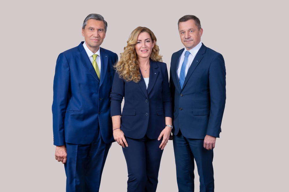 Gruppenporträt der Generaldirektion der Pensionsversicherung: Dr. Winfried Pinggera, Mag.a Canan Aytekin und Thomas Samhaber, MSc, von links nach rechts