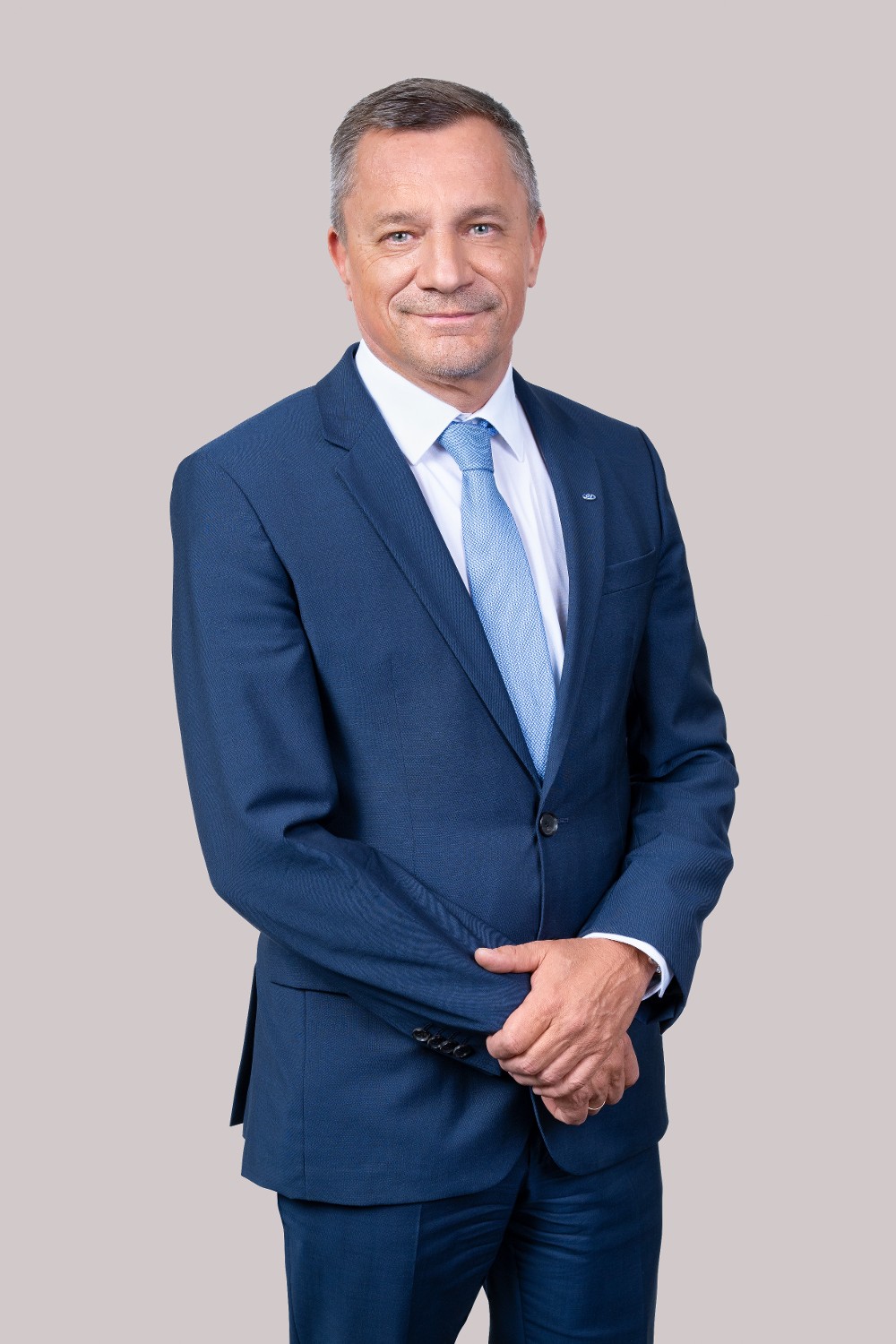 Porträt von Thomas Samhaber, stellvertretender Generaldirektor der Pensionsversicherung, in dunkelblauem Anzug und hellblauer Krawatte