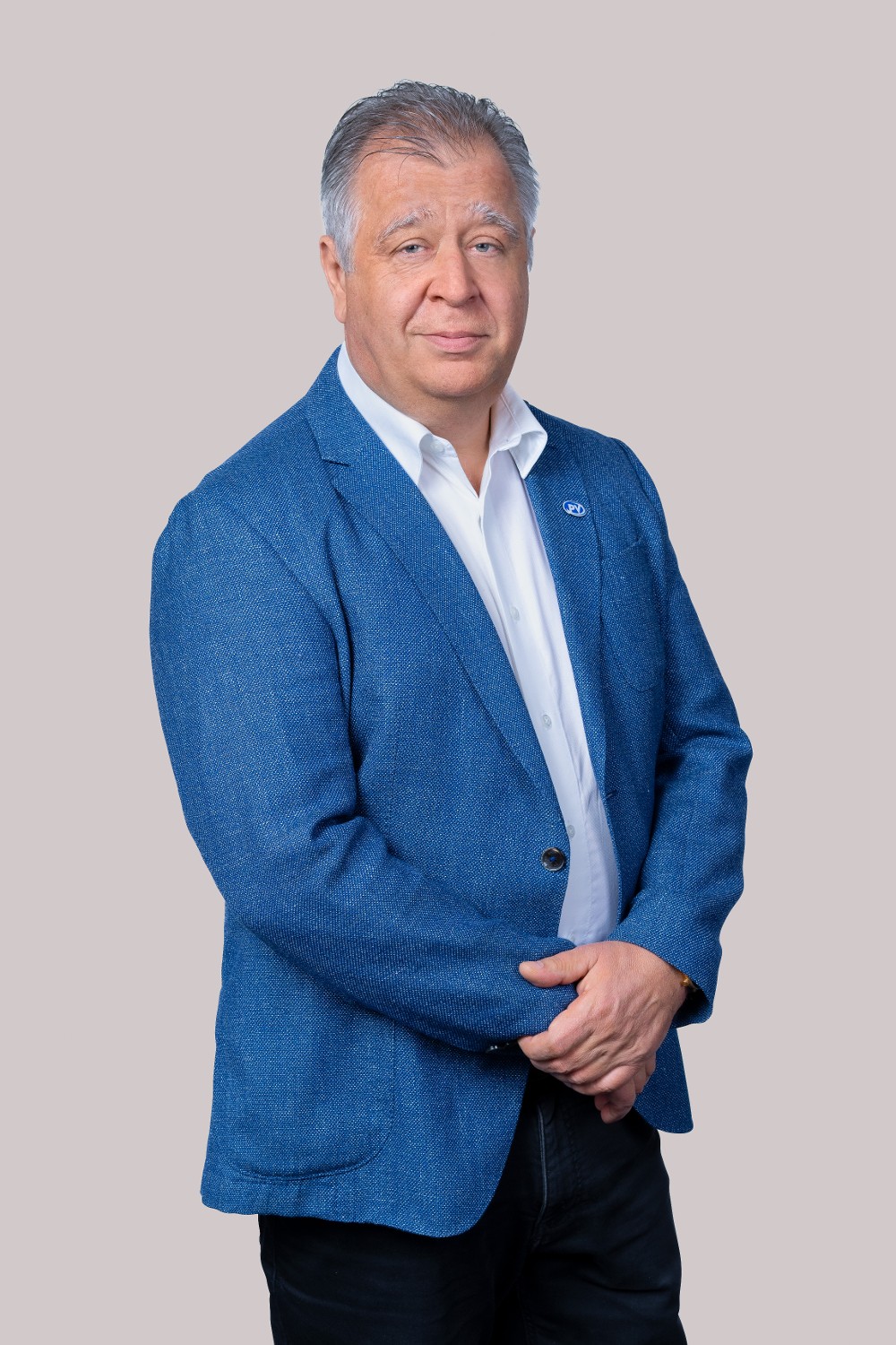 Porträt von Peter Schleinbach, Obmann der Pensionsversicherung, in blauem Sakko und weißem Hemd
