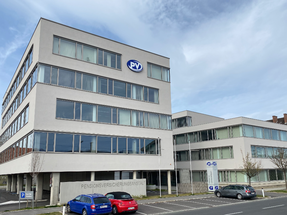 Außenansicht der Landesstelle Kärnten mit PV-Logo an der Fassade