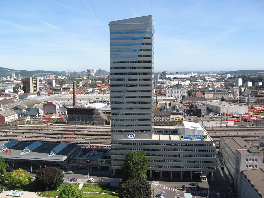 Hochhaus der Landesstelle Oberösterreich mit Blick über die Stadt