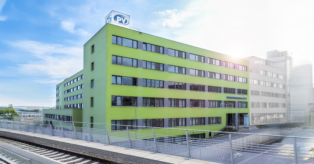 Außenansicht der grünen Landesstelle Steiermark mit PV-Logo auf dem Dach