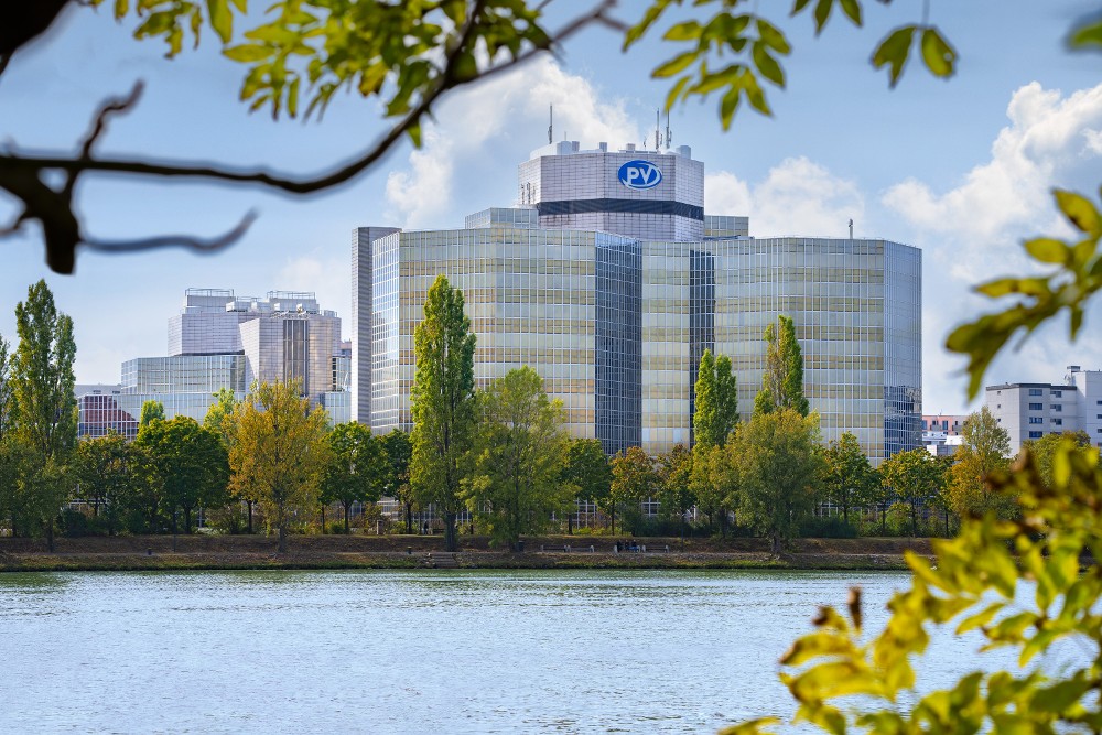 Außenansicht der Hauptstelle der Pensionsversicherung mit PV-Logo auf dem Dach