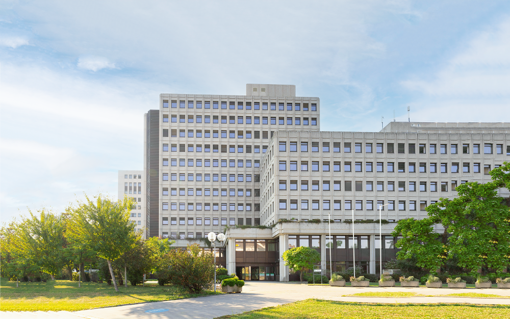 Außenansicht der Landesstelle Wien mit heller Fassade und Bäumen im Vordergrund