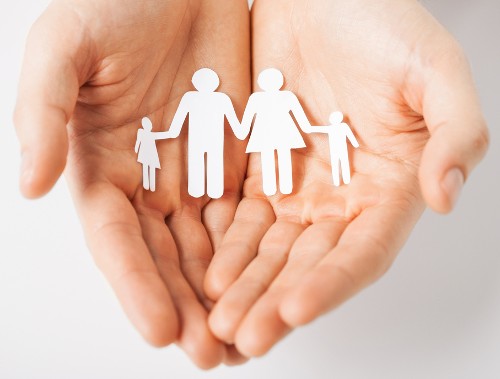 Familie liegt in schützender Hand_Foto: www.shutterstock.com