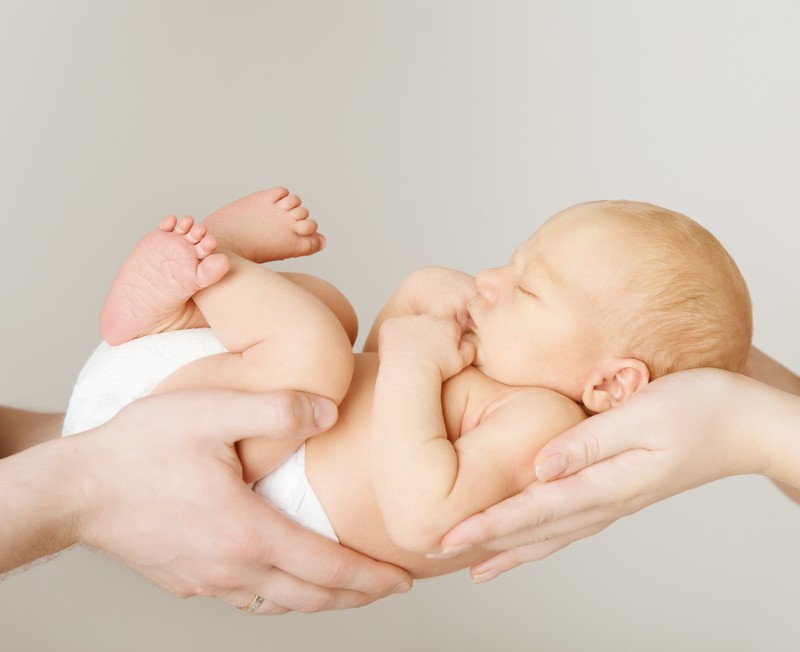 Baby wird von Händen gehalten_Foto: www.shutterstock.com