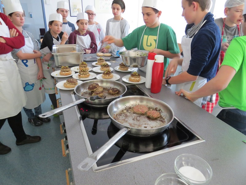 Schulklasse beim Kochen © SKA-RZ Aflenz