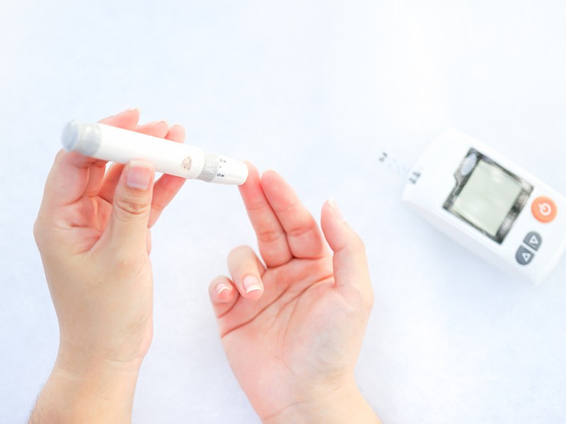 Blutzuckermessen mit Pen und Blutuckermessgerät. © shutterstock Inc.