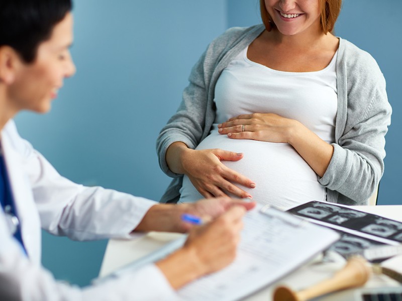 Schwangere Frau sitzt bei der Ärztin zur Besprechung. © shutterstock Inc.