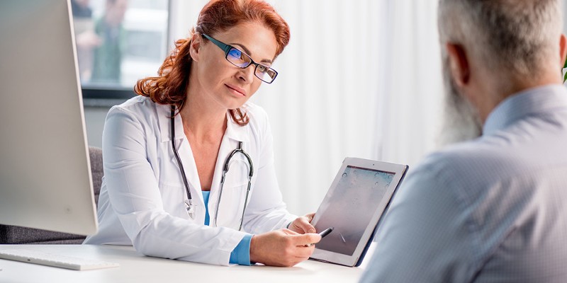 Ärztin und Patient im Gespräch