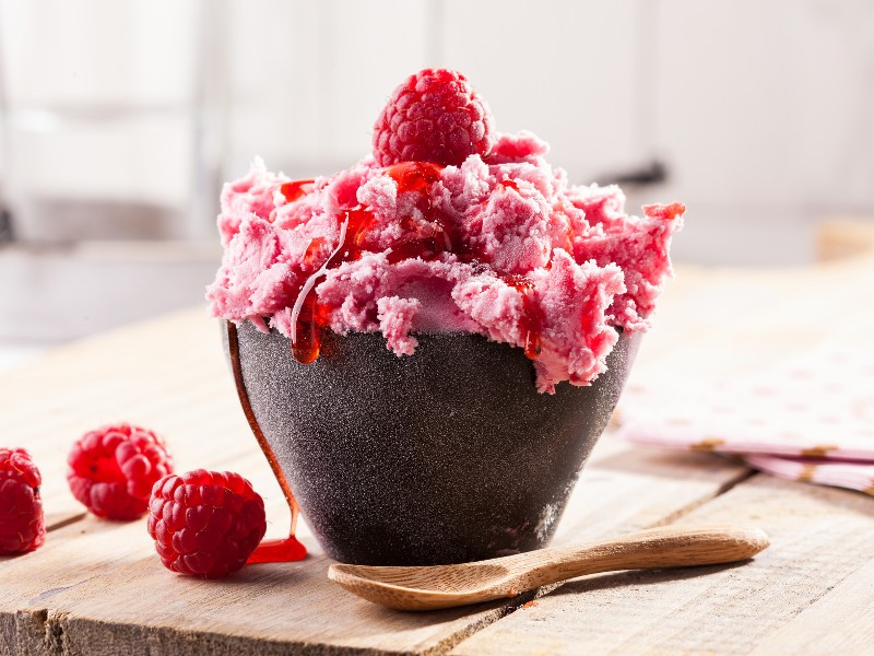 Selbstgemachtes Eis mit Himbeeren; Foto: © hansgeel - Fotolia.com