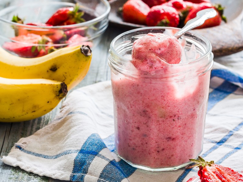 Selbstgemachtes Eis mit Früchten; Foto: © Anastasiia from Ukraine - Shutterstock.com
