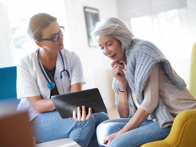 Ärztin und Patientin im Beratungsgespräch; Foto: © goodluz - Shutterstock