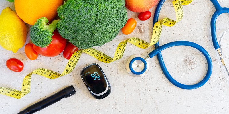 Obst, Gem&uuml;se, Blutdruck- und Blutzuckermessger&auml;t, Insulinpen; Foto: Neirfy - Shutterstock.com