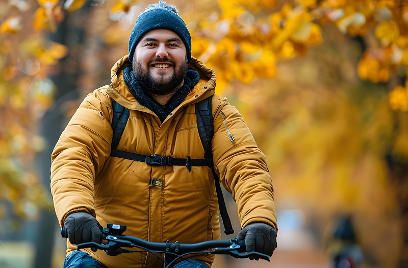 Mann auf Fahrrad in Herbstwald; Foto: KI_Thares - AdobeStock