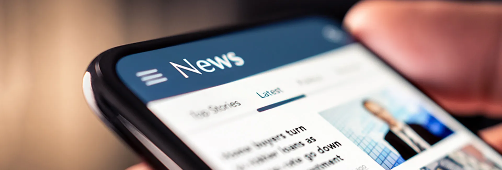 Smartphone zeigt News-Artikel-Übersicht