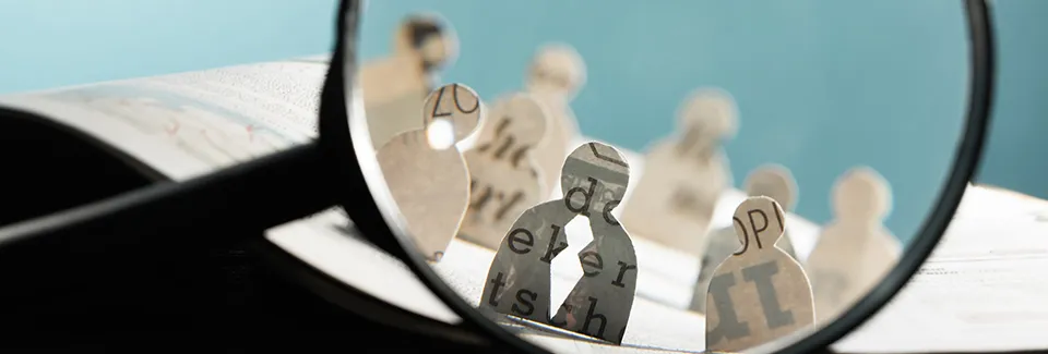 Zahlen und Fakten: Lupe &uuml;ber Papierfiguren und Buchstaben