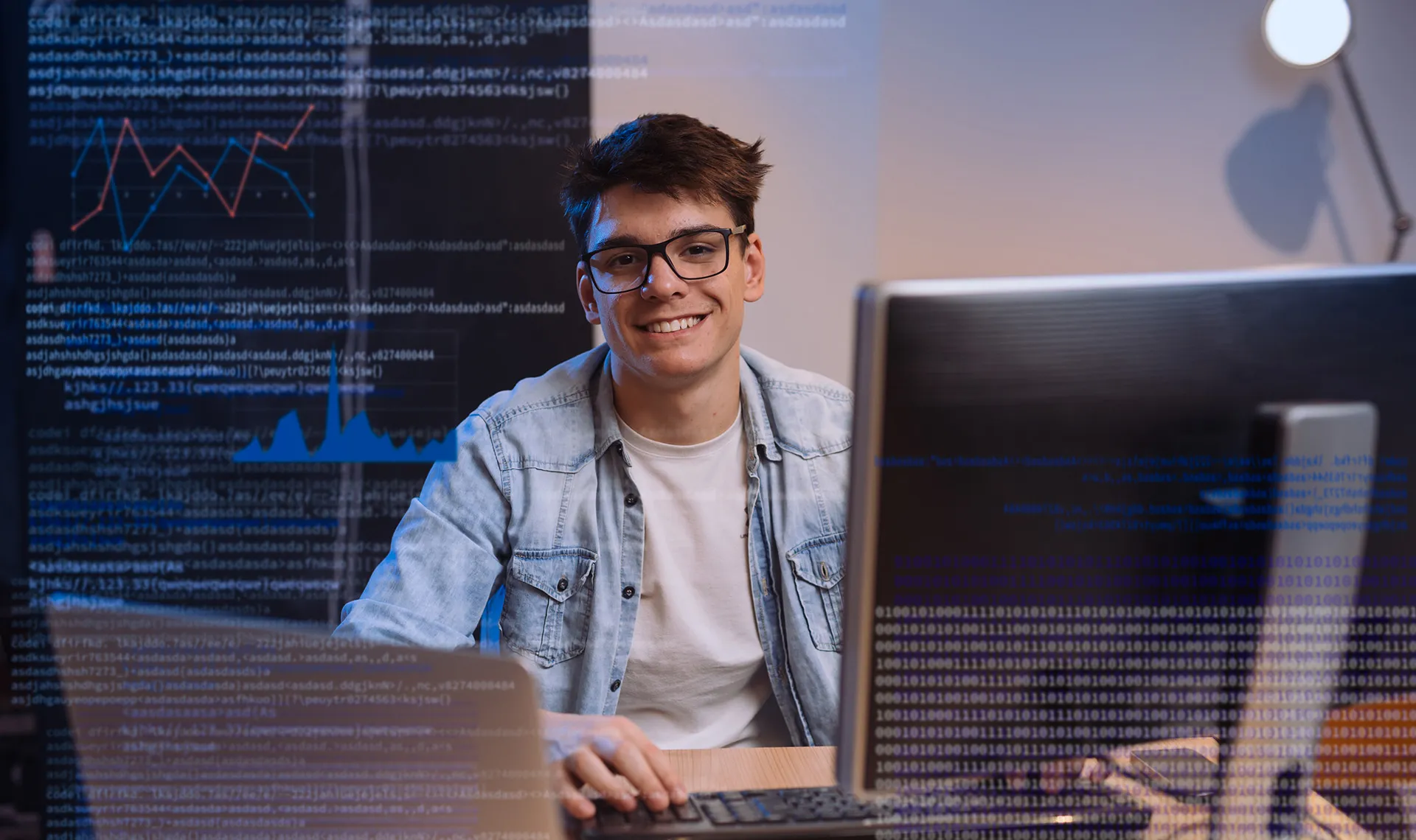 IT-Lehrling vor Laptop umgeben von Daten und Codes