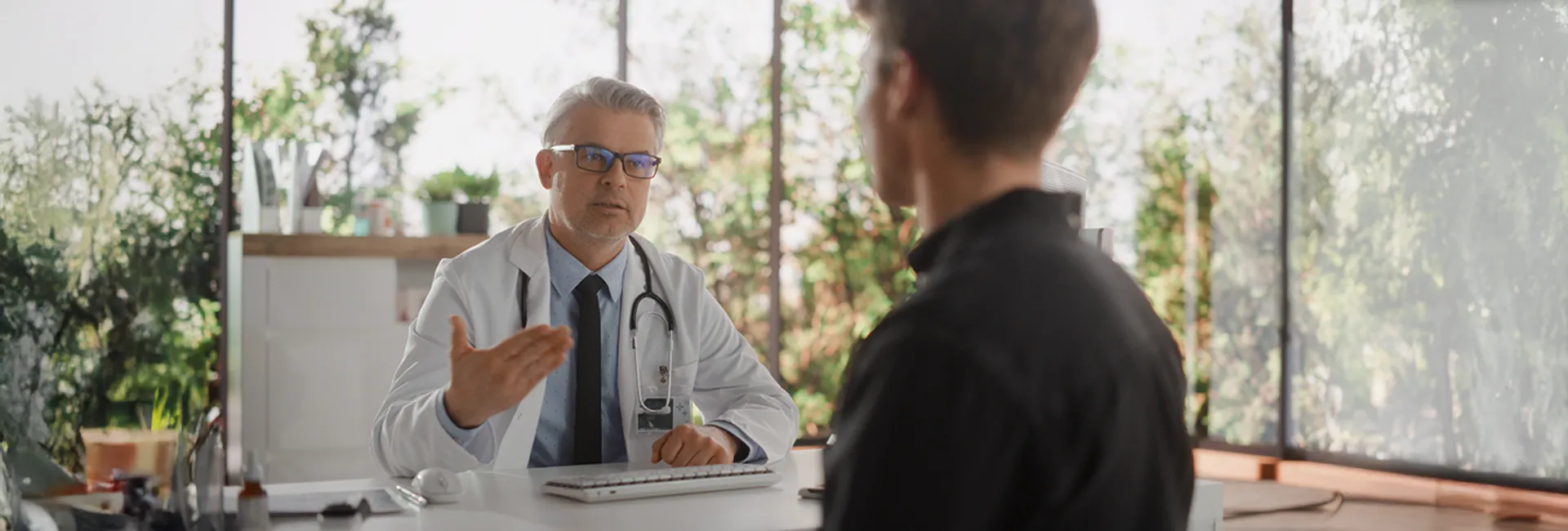 Erfahrener Arzt, Reha-Zentrum, Pensionsversicherung, Gespr&auml;ch mit Patient
