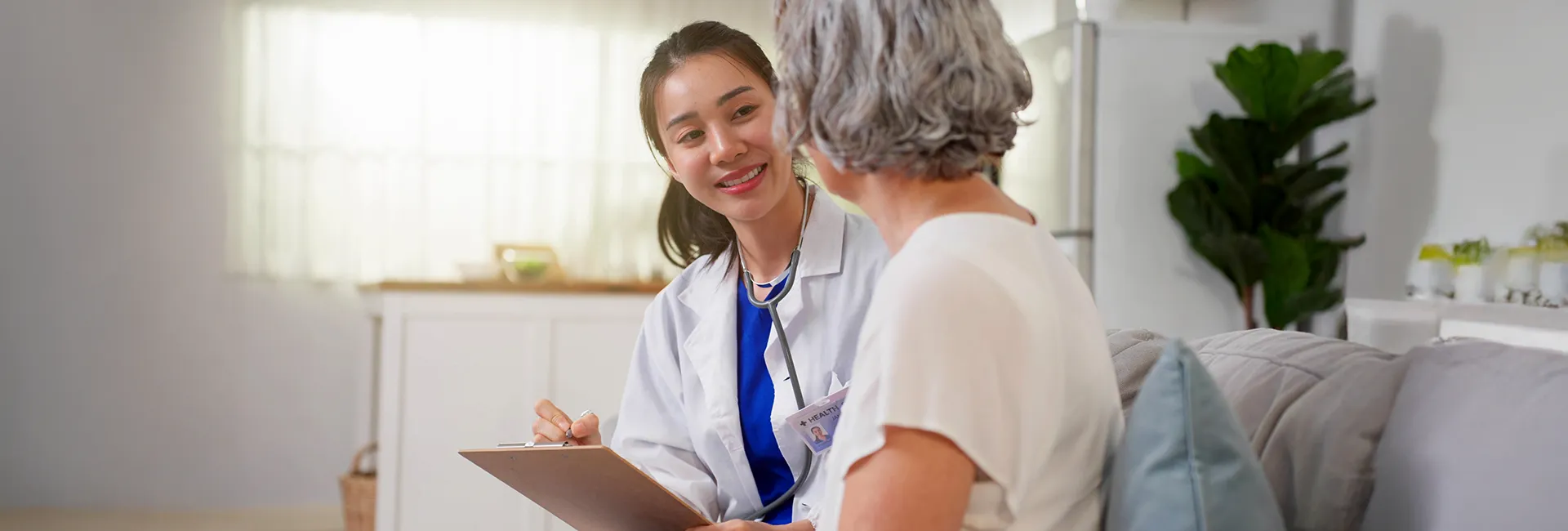 Jungärztin mit Patientin, Reha-Medizin, Karriere, PV