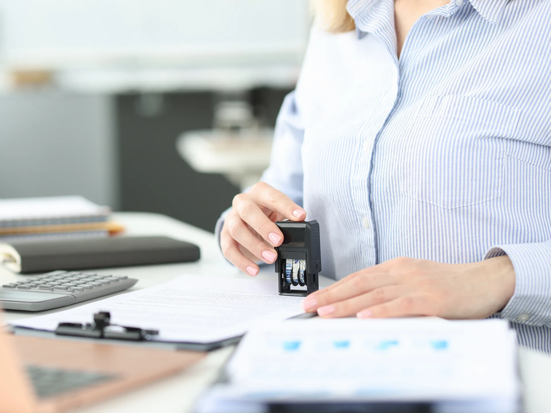 Mitarbeiterin Einkauf, Stempel, Taschenrechner, Vertrag, Jobs