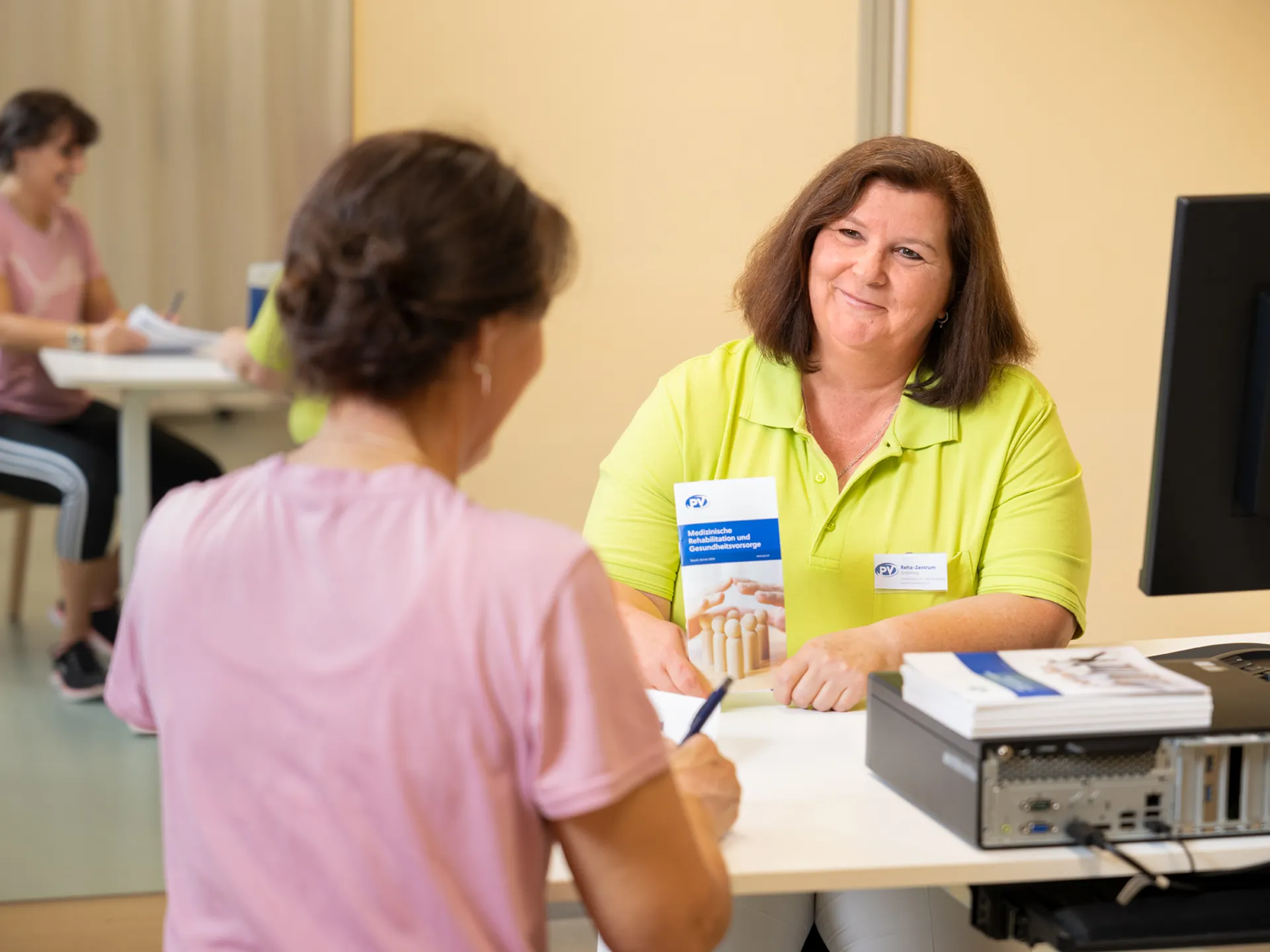 RehaJET-Patientin und Therapeutin machen Arbeitsplatzanalyse