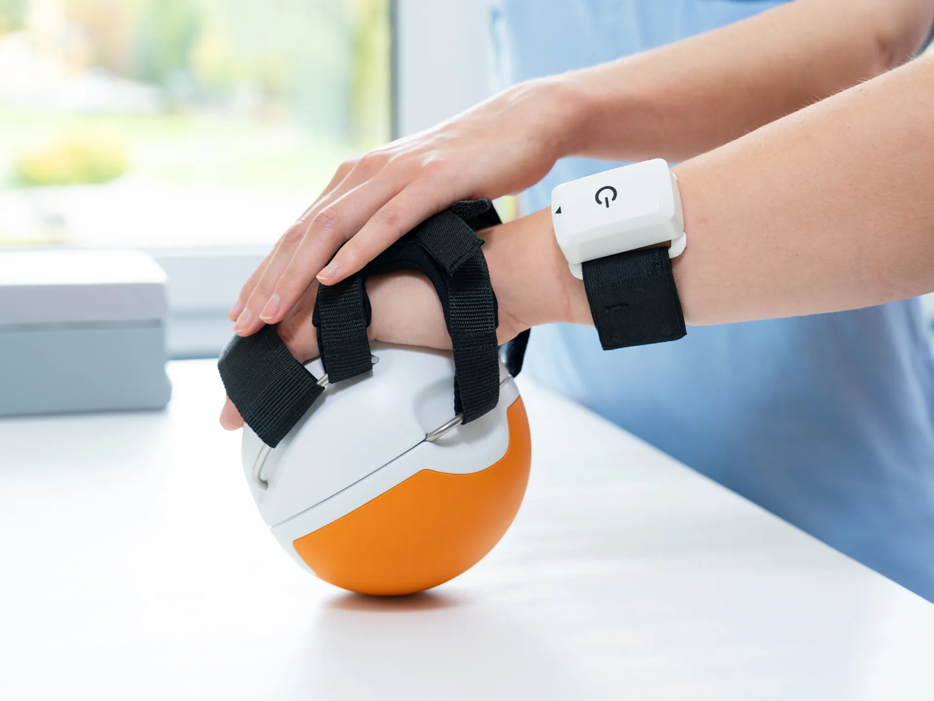 Hand-&Uuml;bung auf einem orange-wei&szlig;en Trainingsball