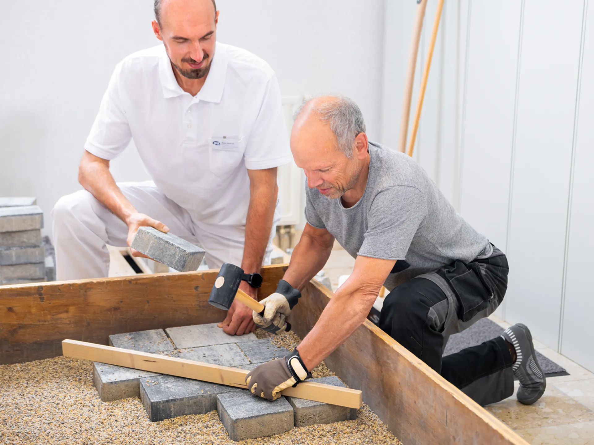 RehaJET-Patient beim therapeutisch begleiteten Training von Maurerarbeiten