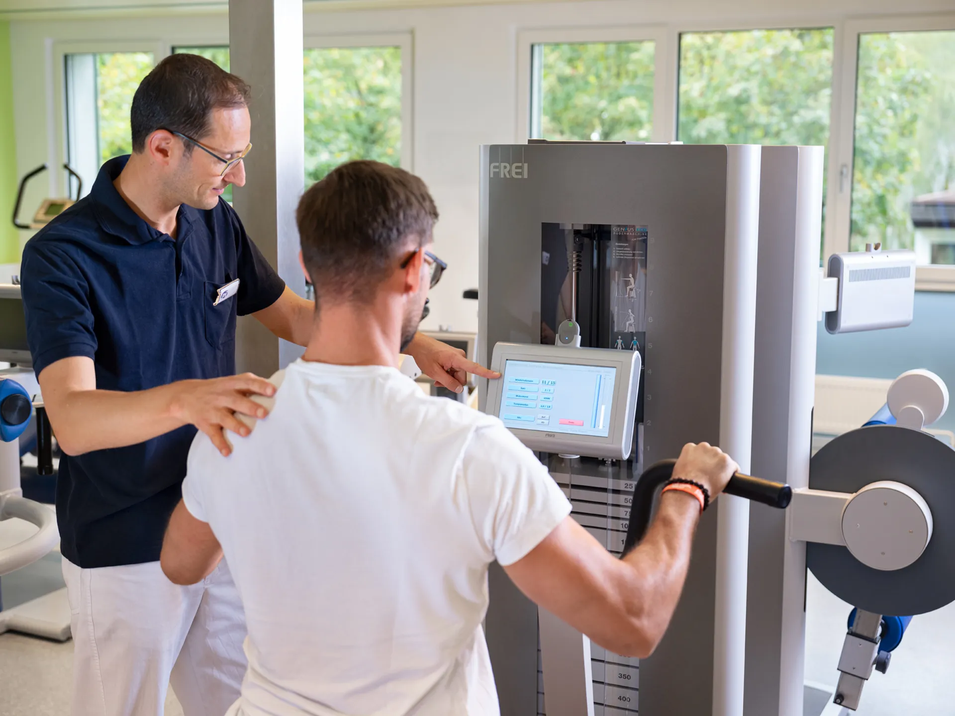 Patient und Therapeut bei der ger&auml;tgest&uuml;tzten Krafttherapie