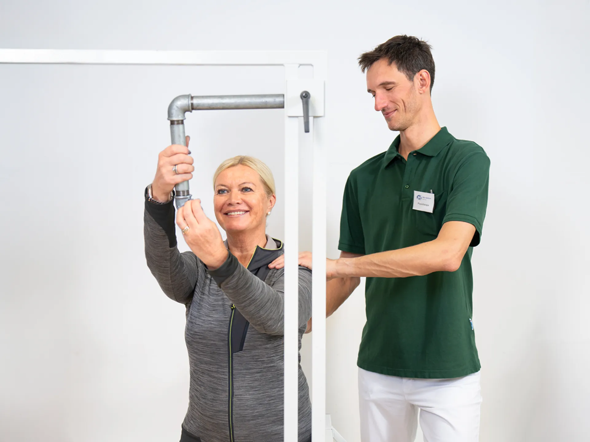 RehaJET: Physiotherapeut mit Patientin bei Arbeitssimulationstraining