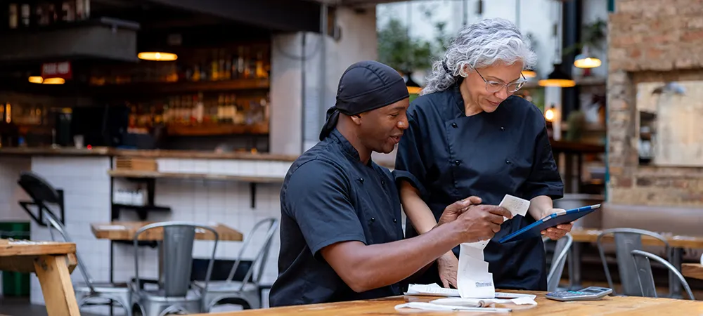 Teilpension, ältere Arbeitnehmer*in, Arbeit, Pension, Gastronomie
