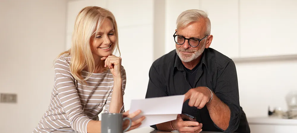 Pensionsanpassung, Versztändigung, älteres Ehepaar in Pension, Auszahlung