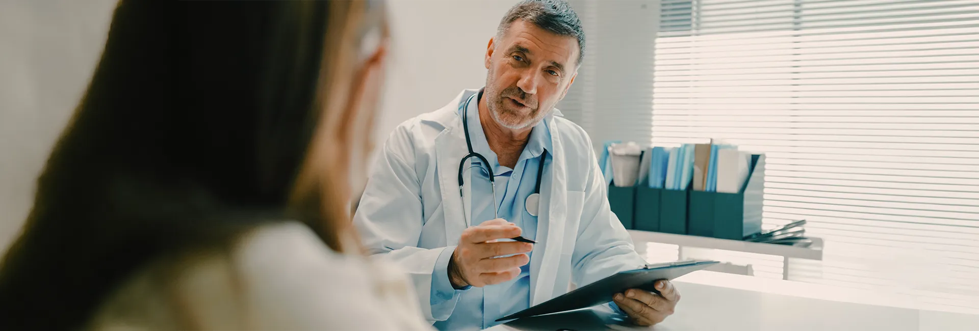 Gespr&auml;ch zwischen Gutachter und Patientin im Rahmen einer medizinischen Begutachtung